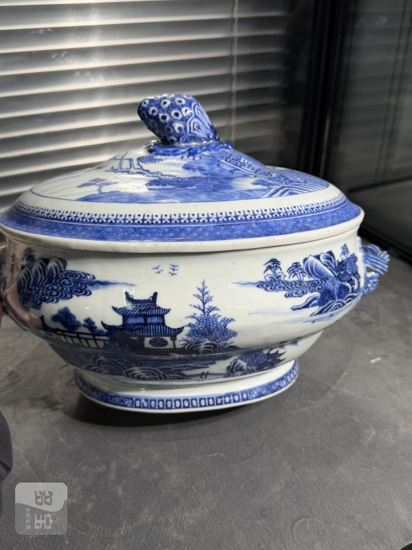 清乾隆青花山水楼阁纹草莓形钮盖锅 - 图2